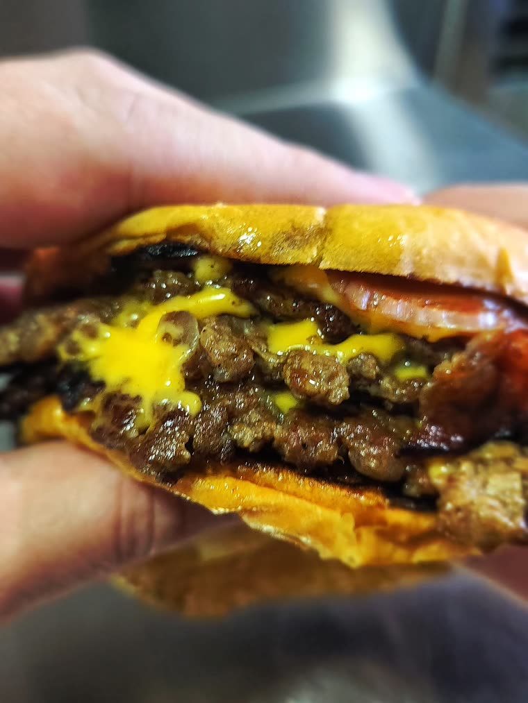 Smash con doble carne, cheddar derretido y tocino