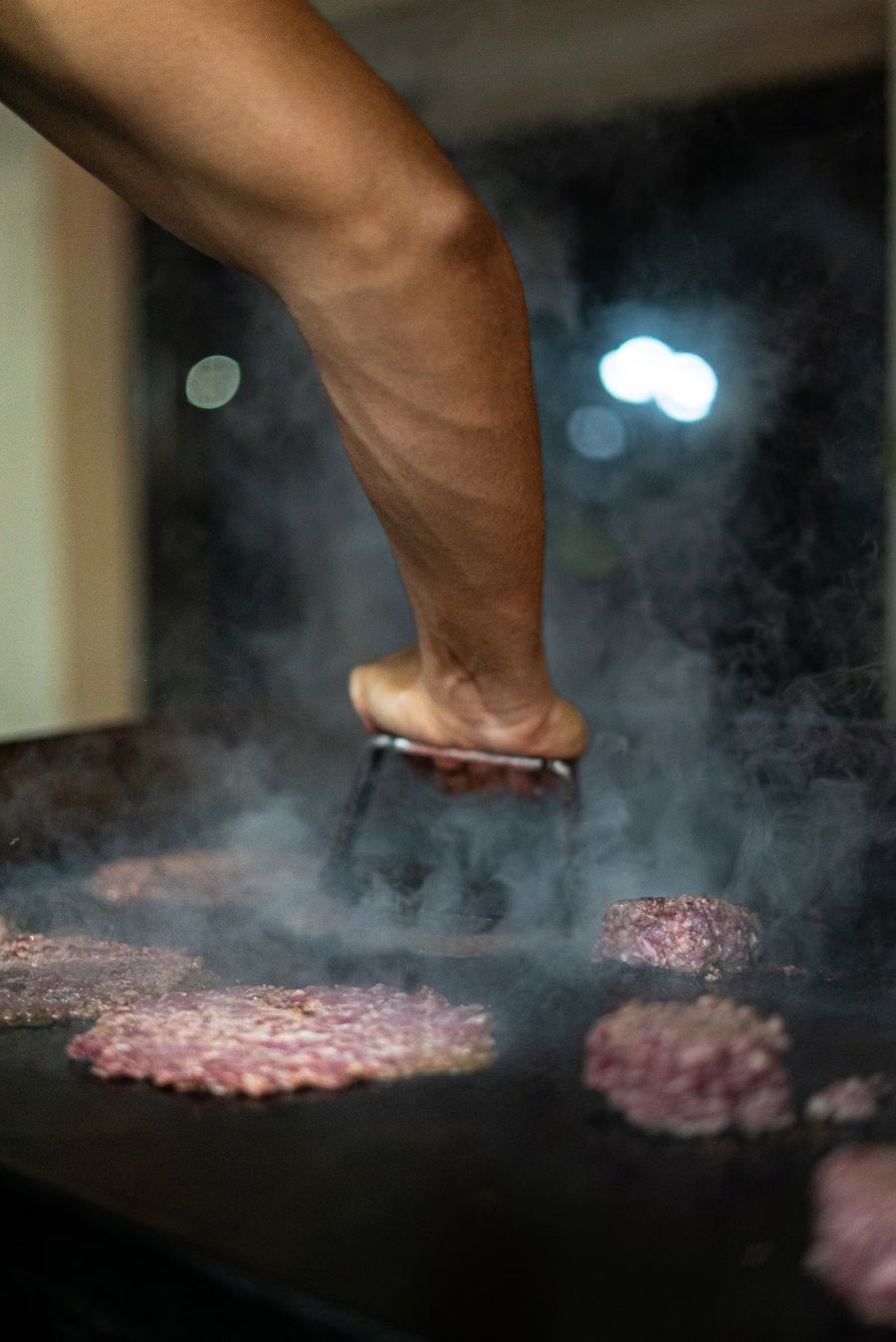 La carne aplastándose contra la plancha