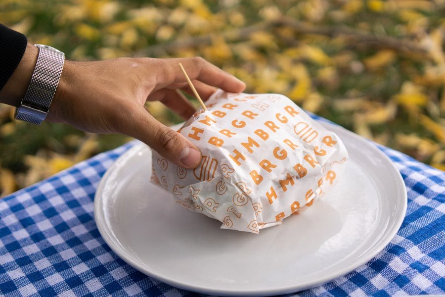 La hamburguesa envuelta, lista para salir
