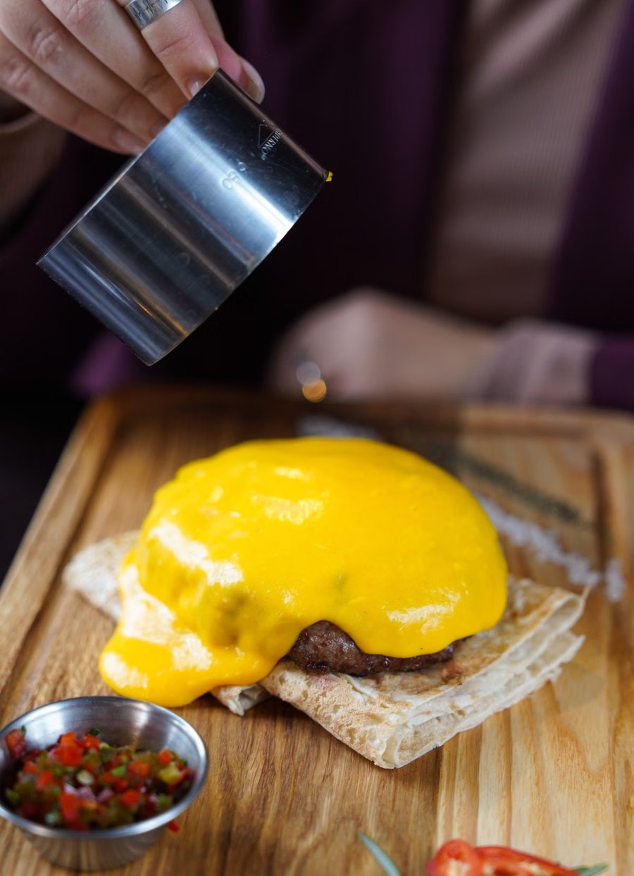 El cheddar derritiéndose sobre la carne