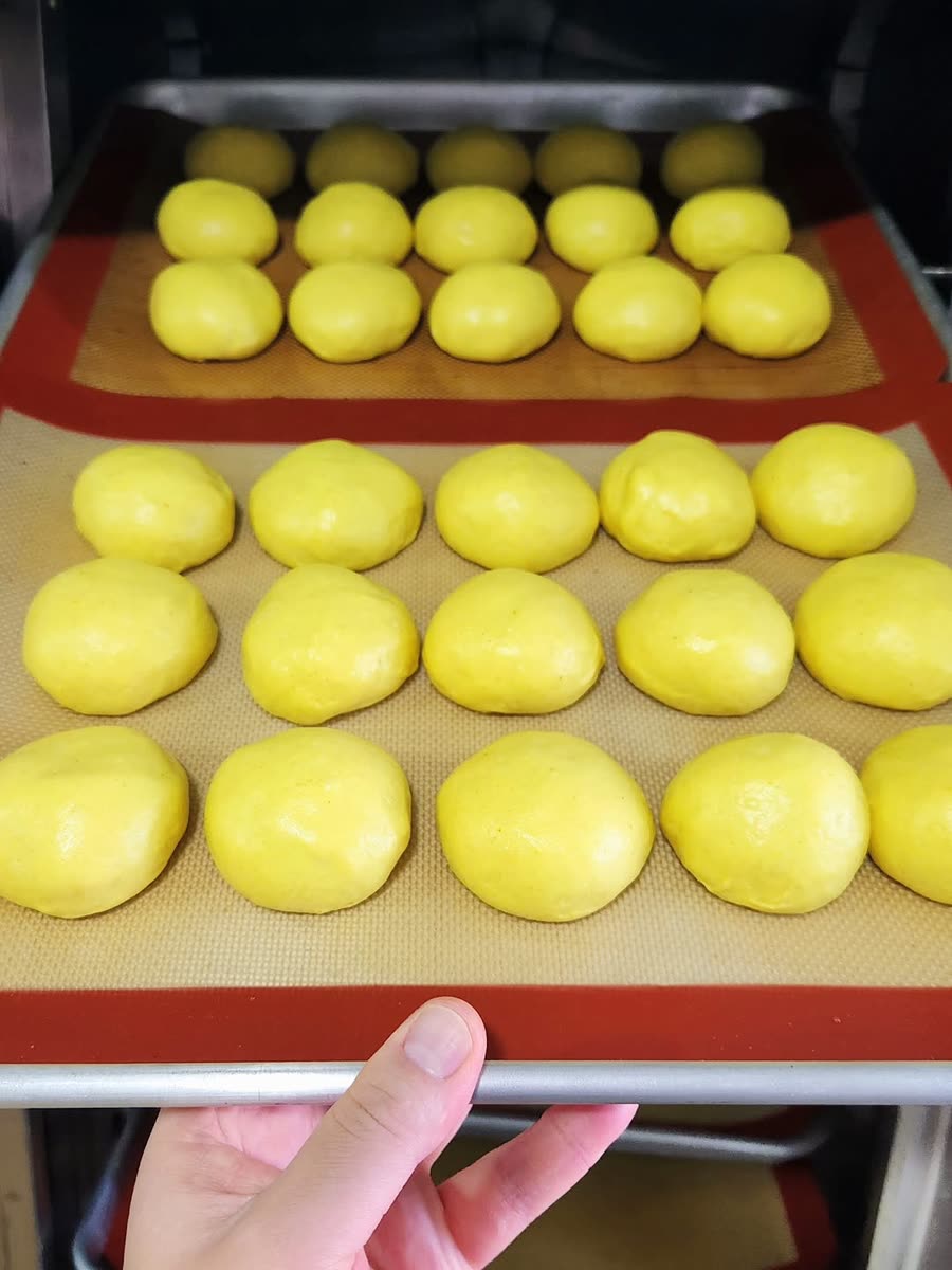 Bandejas con bollos de pan de papa antes del horno